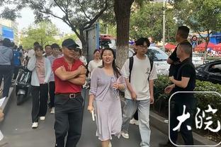 记者：阿切尔比被换下是因为伤退，其右小腿僵硬